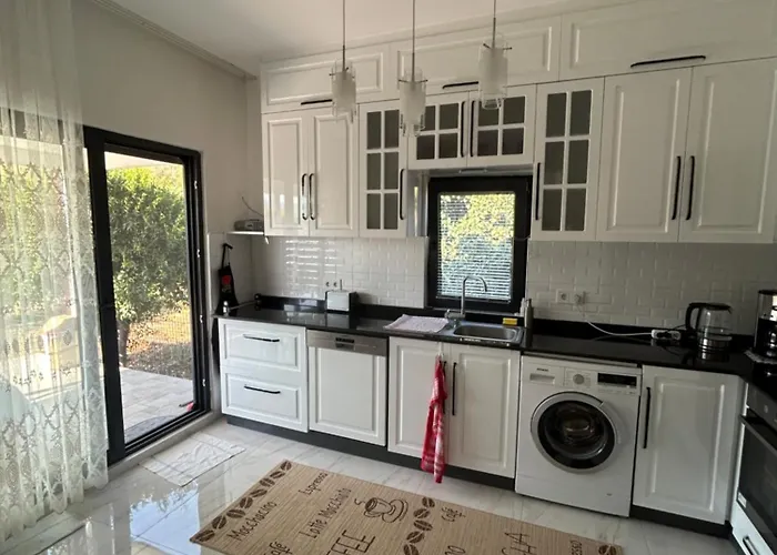 Semesterbostad Hisaroenue Jasmin 350m